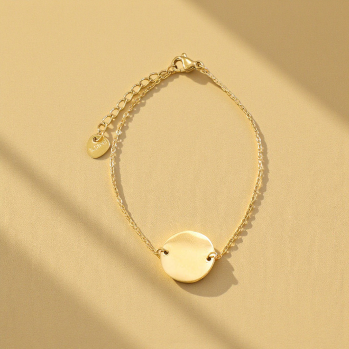Bracelet en acier doré avec médaille ronde personnalisée